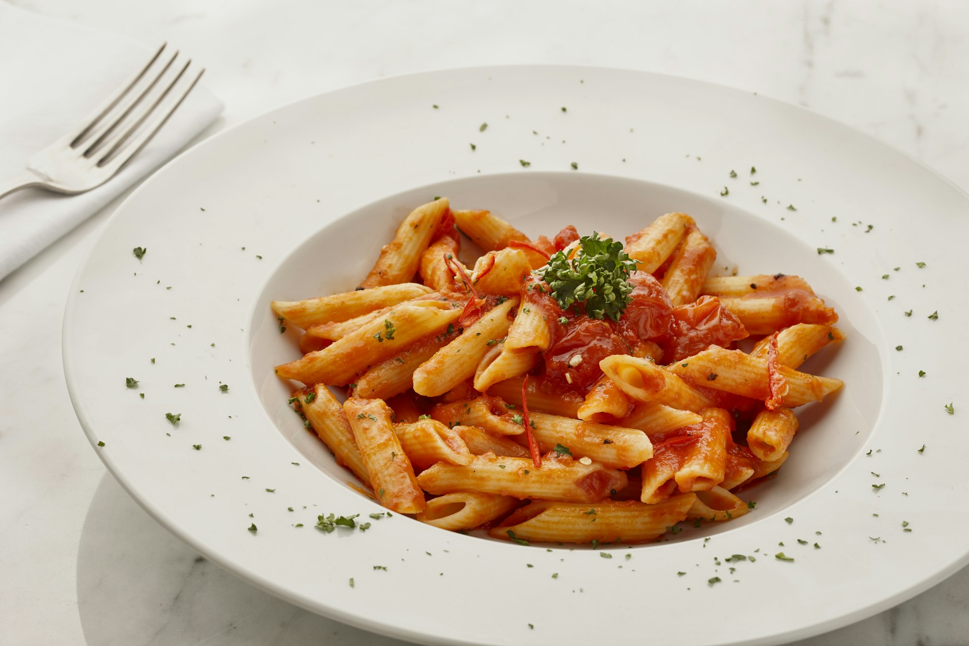 Plato de pasta con salsa de tomate y verduras, receta casera vegana de Desidero